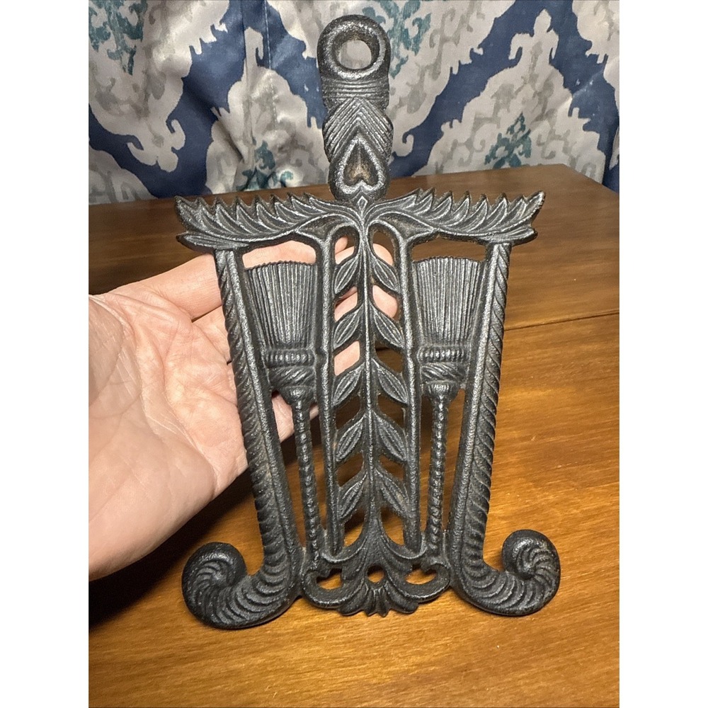 Vtg VM Tassel & Broom  Pennsylvania Dutch Style Cast Iron Trivet 8 5/8"x‎ 6 3/4"